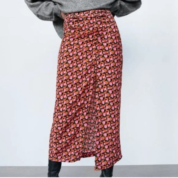 Zara medium floral print midi skirt with front ruching - Picture 2 of 6